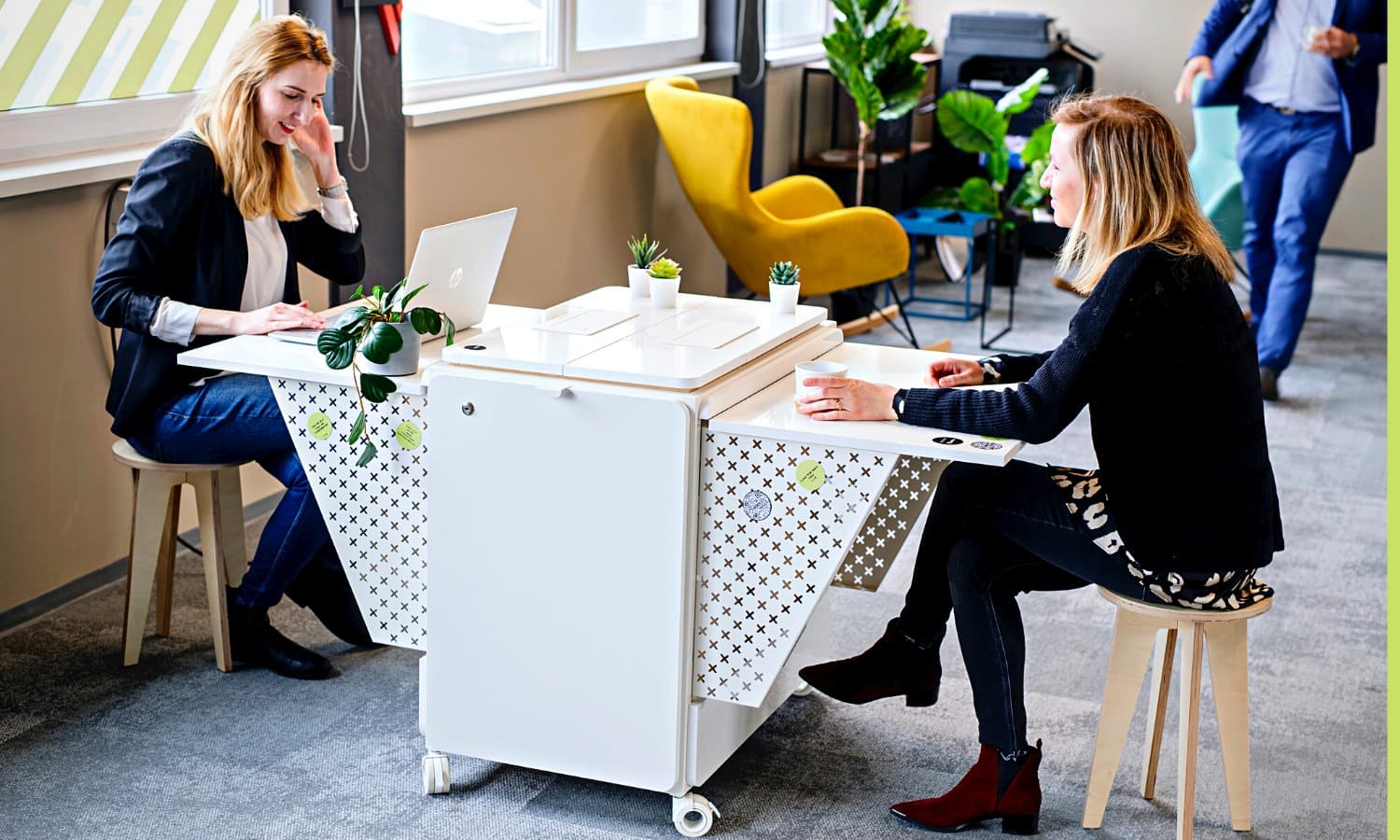 Designed for Collaboration: The Performer's Dual Workspace - image 3